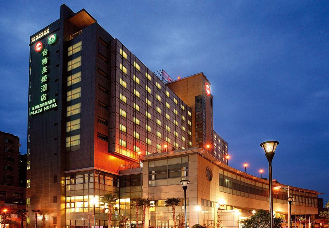 เอเวอร์กรีน พลาซ่า โฮเต็ล Hotel ไถหนาน ภายนอก รูปภาพ The hotel at night