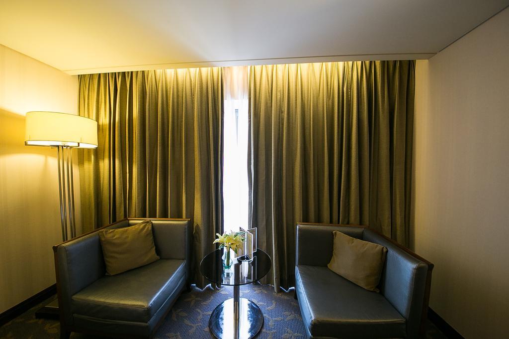 เอเวอร์กรีน พลาซ่า โฮเต็ล Hotel ไถหนาน ห้อง รูปภาพ A room at the hotel