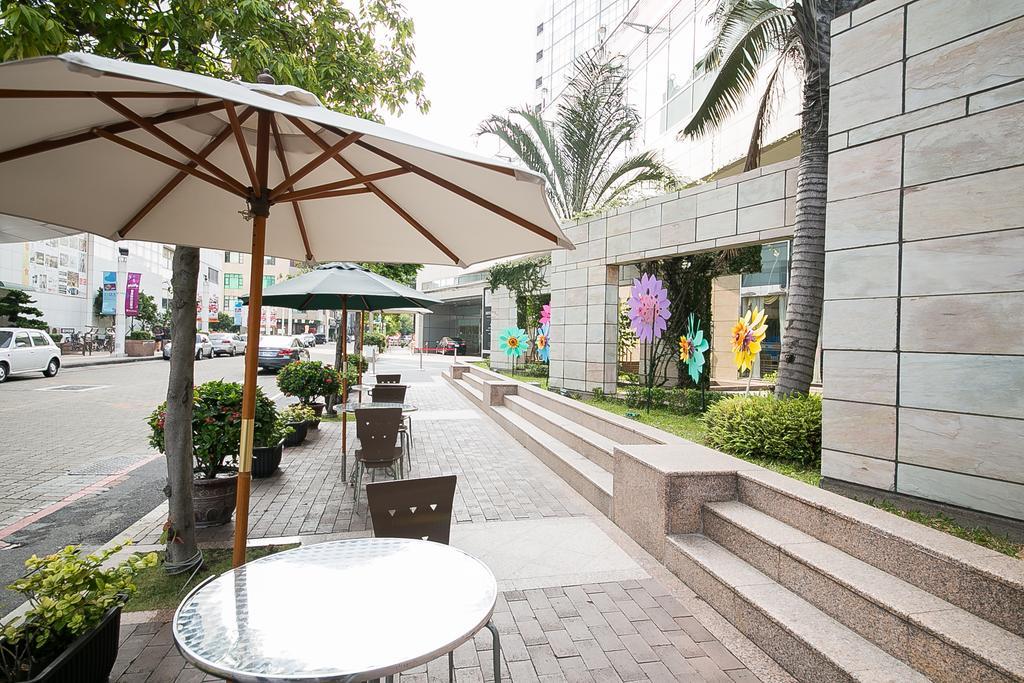 เอเวอร์กรีน พลาซ่า โฮเต็ล Hotel ไถหนาน ภายนอก รูปภาพ The outdoor seating area