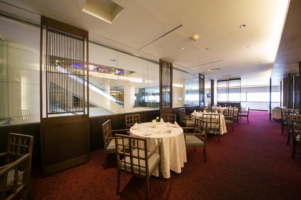 เอเวอร์กรีน พลาซ่า โฮเต็ล Hotel ไถหนาน ภายนอก รูปภาพ The interior of the restaurant