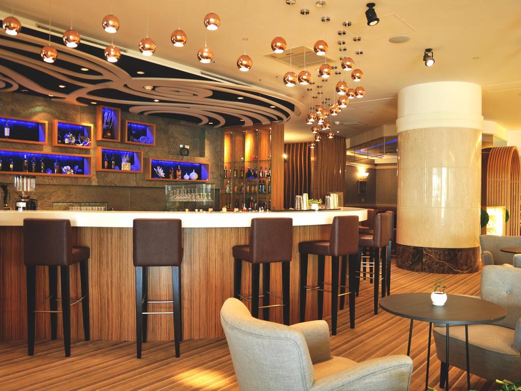 เอเวอร์กรีน พลาซ่า โฮเต็ล Hotel ไถหนาน ภายนอก รูปภาพ The bar at the lounge