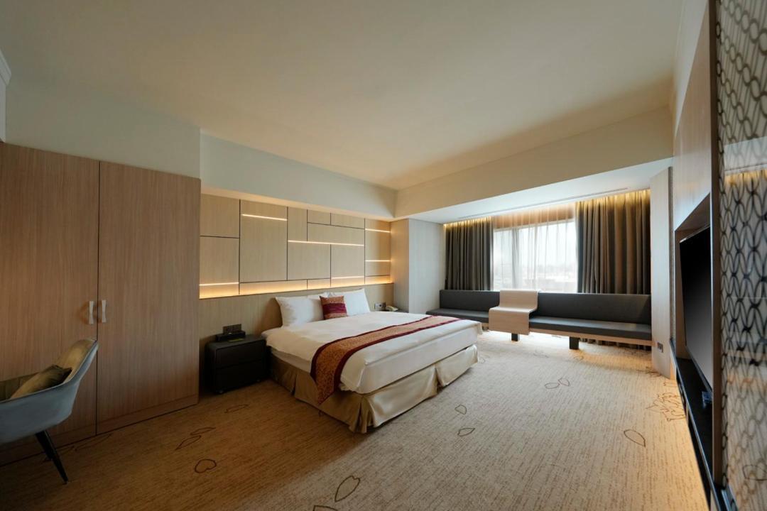 เอเวอร์กรีน พลาซ่า โฮเต็ล Hotel ไถหนาน ภายนอก รูปภาพ