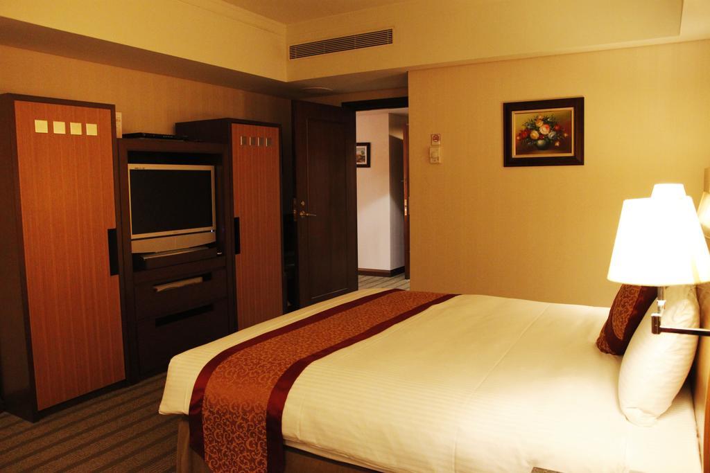 เอเวอร์กรีน พลาซ่า โฮเต็ล Hotel ไถหนาน ห้อง รูปภาพ A room at the hotel