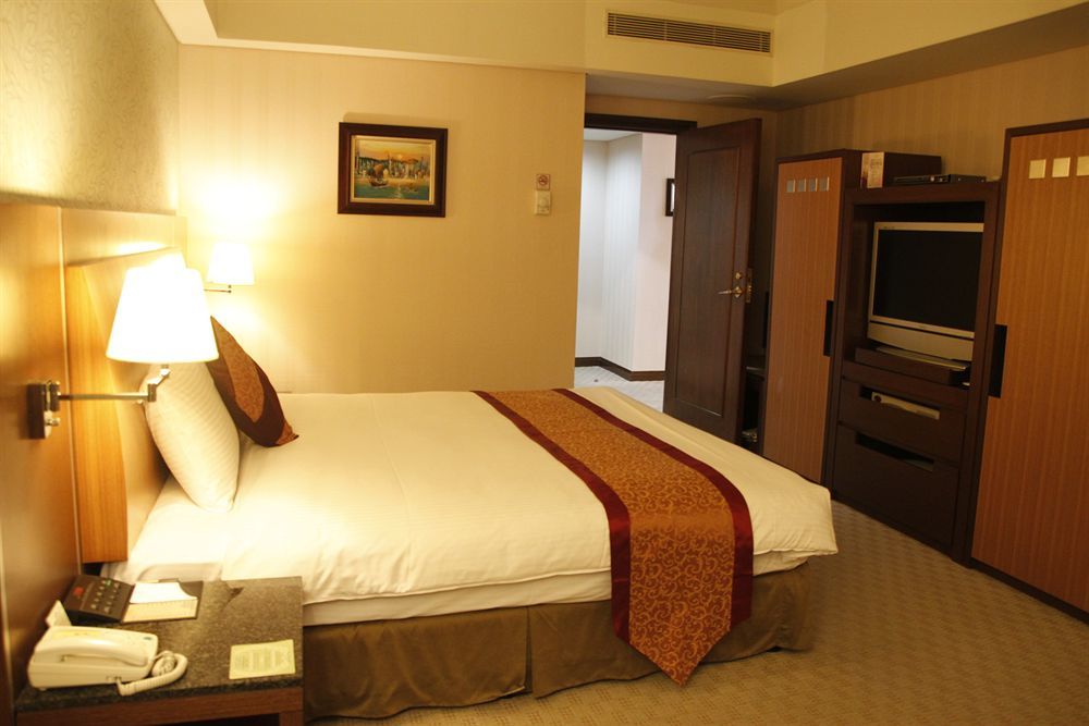 เอเวอร์กรีน พลาซ่า โฮเต็ล Hotel ไถหนาน ภายนอก รูปภาพ A bedroom in a hotel