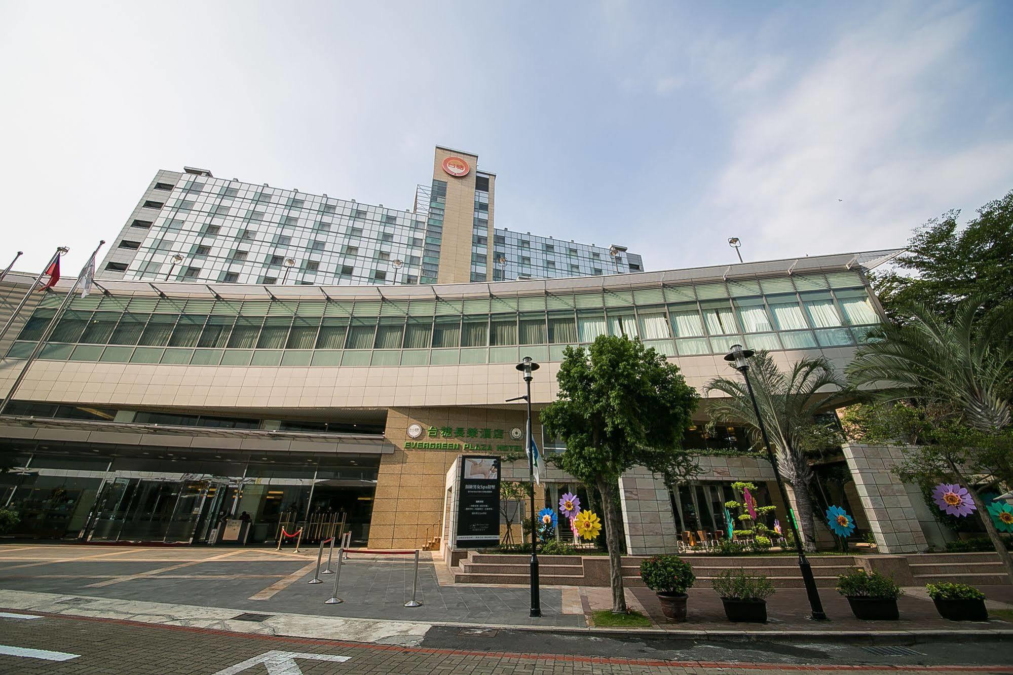 เอเวอร์กรีน พลาซ่า โฮเต็ล Hotel ไถหนาน ภายนอก รูปภาพ The hotel in 2012