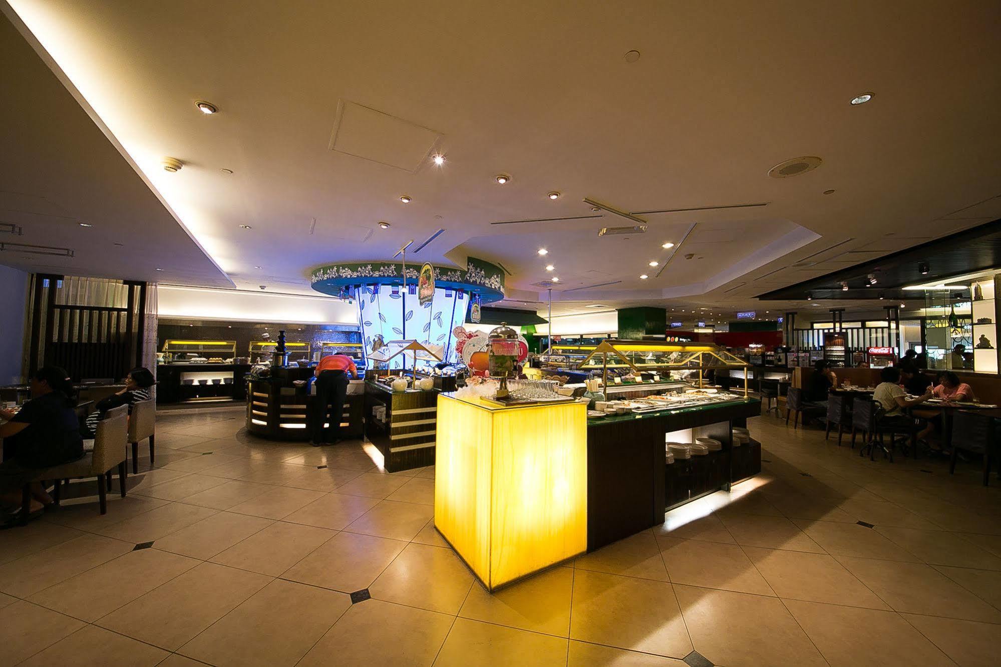 เอเวอร์กรีน พลาซ่า โฮเต็ล Hotel ไถหนาน ภายนอก รูปภาพ The interior of the restaurant