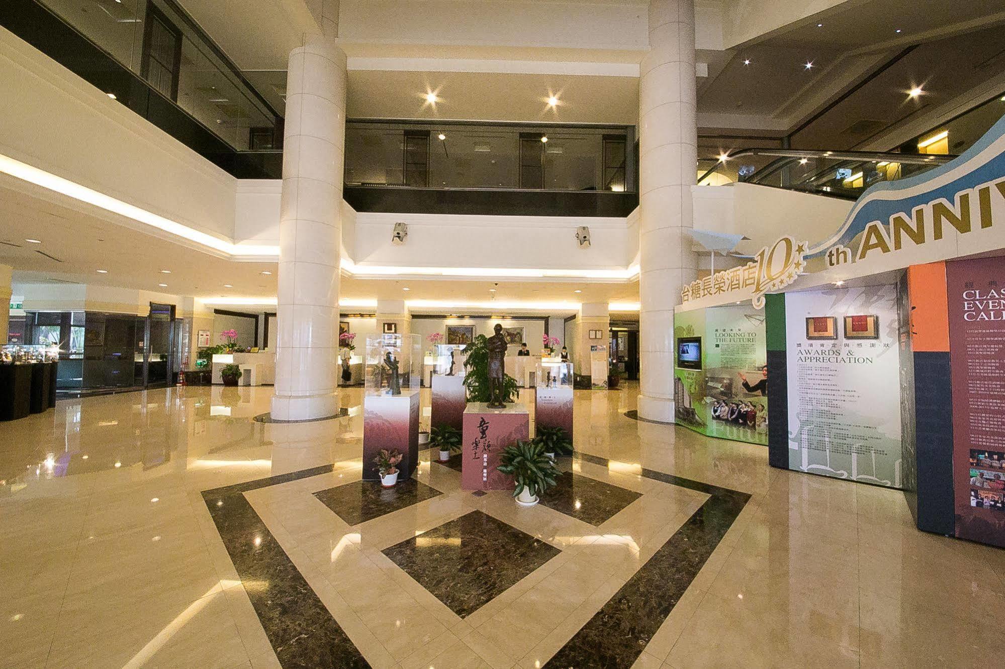 เอเวอร์กรีน พลาซ่า โฮเต็ล Hotel ไถหนาน ภายนอก รูปภาพ Lobby