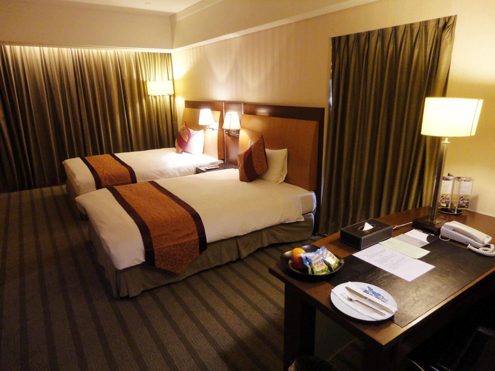 เอเวอร์กรีน พลาซ่า โฮเต็ล Hotel ไถหนาน ภายนอก รูปภาพ A room at the hotel