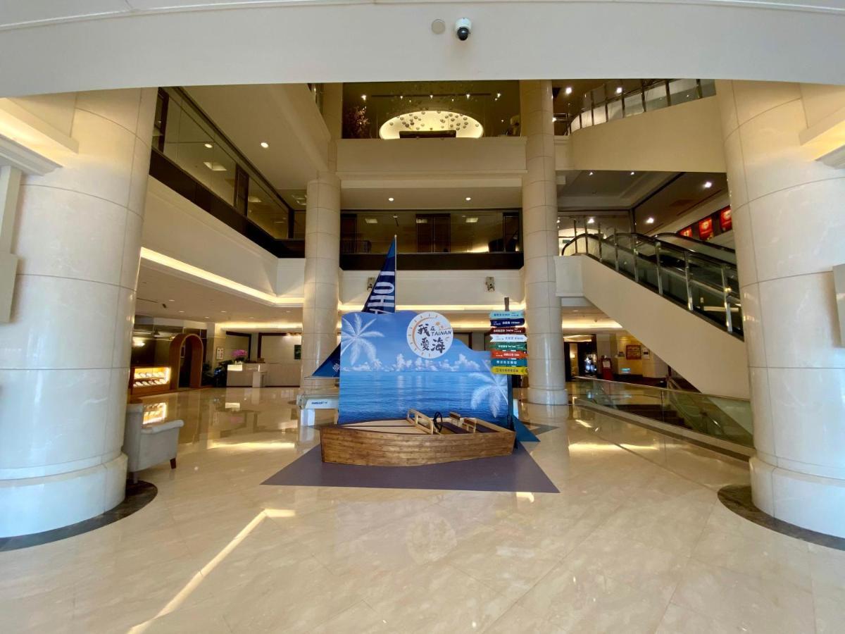 เอเวอร์กรีน พลาซ่า โฮเต็ล Hotel ไถหนาน ภายนอก รูปภาพ The lobby of the hotel