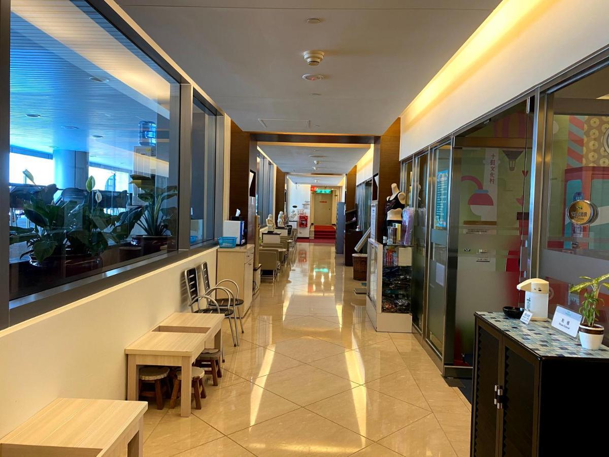 เอเวอร์กรีน พลาซ่า โฮเต็ล Hotel ไถหนาน ภายนอก รูปภาพ The interior of the lounge