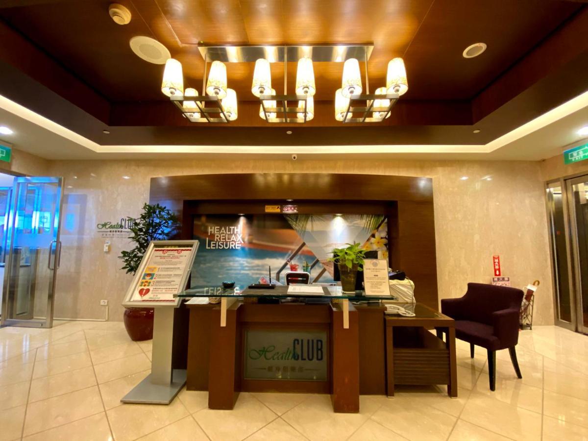 เอเวอร์กรีน พลาซ่า โฮเต็ล Hotel ไถหนาน ภายนอก รูปภาพ Reception desk at the club