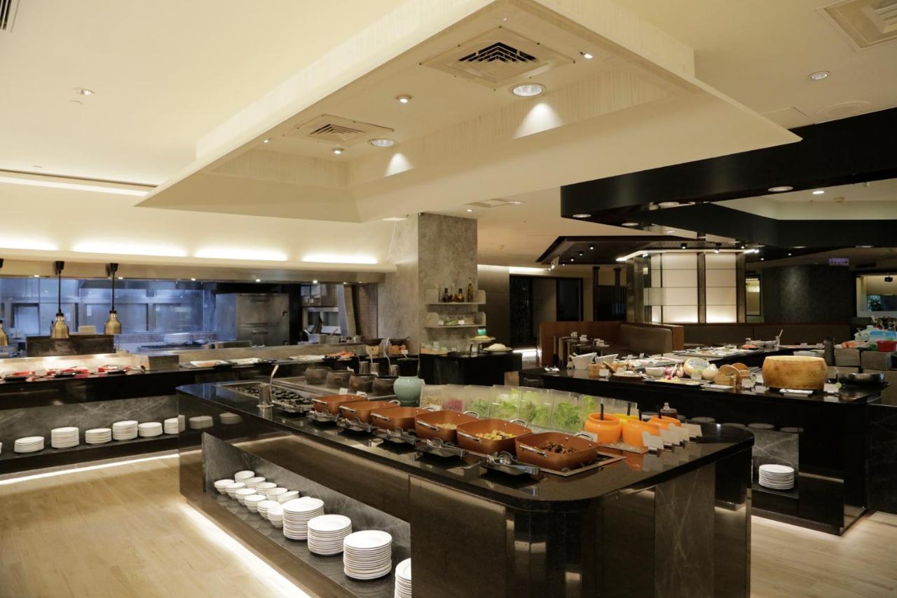 เอเวอร์กรีน พลาซ่า โฮเต็ล Hotel ไถหนาน ภายนอก รูปภาพ The buffet at the hotel