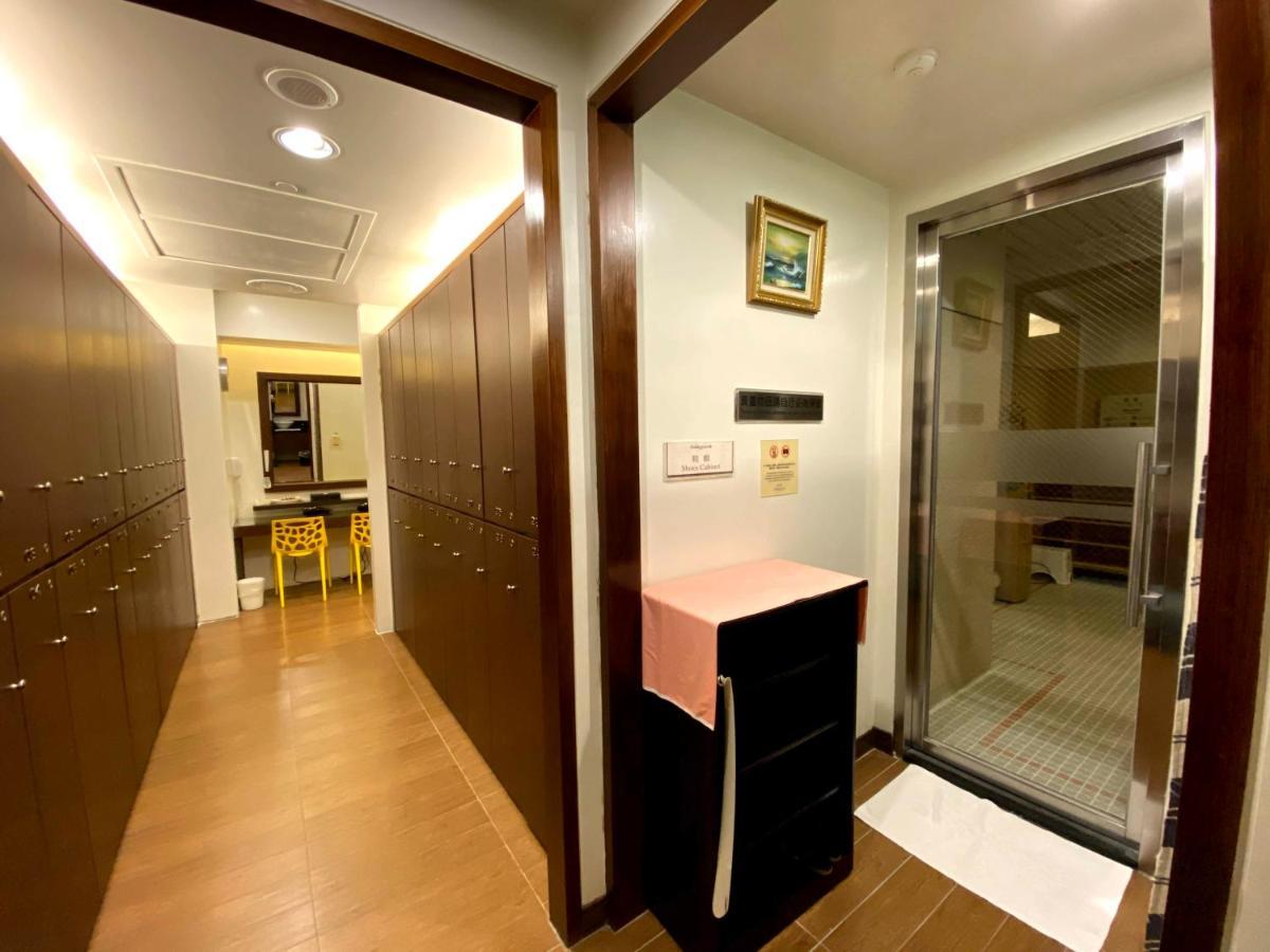 เอเวอร์กรีน พลาซ่า โฮเต็ล Hotel ไถหนาน ภายนอก รูปภาพ A typical locker room at a public bath